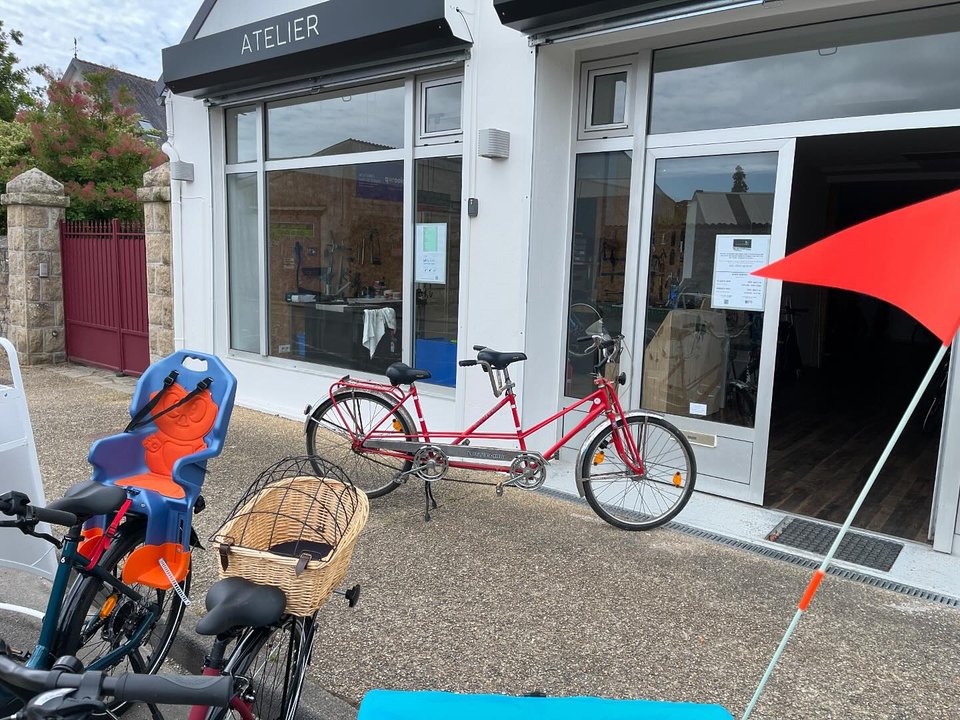 Arrivée d'un tandem vintage pour une remise en état. Joli, non ? Just in, an old tandem bike for a complete check up. Cute !