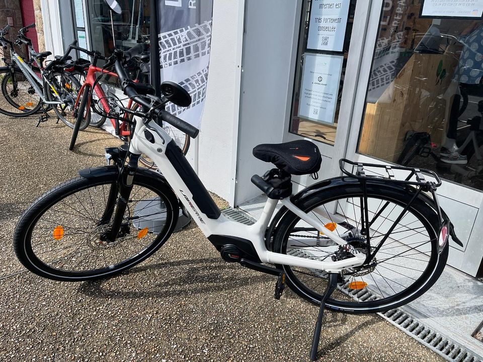 Vendu récemment par le magasin, ce joli Lapierre E-urban 24 en blanc, accessoirisé à la demande de sa propriétaire. ✅ Deux retros et un ecarteur pour la sécurité. ✅ Une sur-selle gel pour le confort Le tout à un prix très travaillé ! Recently sold, that MY24 Lapierre E-urban in bright white with requested accessories. ✅Two RV mirrors and a distance guard for safety. ✅A gel saddle cover for comfort The lot with a friendly Cyclothèque price tag.