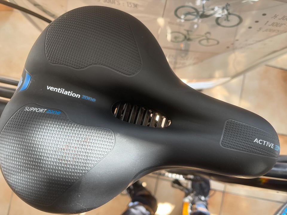 La techno vélo évolue constamment. Certaines marques considèrent qu'il est temps de rafraîchir nos recoins les moins bien refroidis. Si ça améliore la perf... Technology is in constant evolution in Cycling. Some visibly believe it is time to chill our less refreshed body parts. If it boosts performance...
